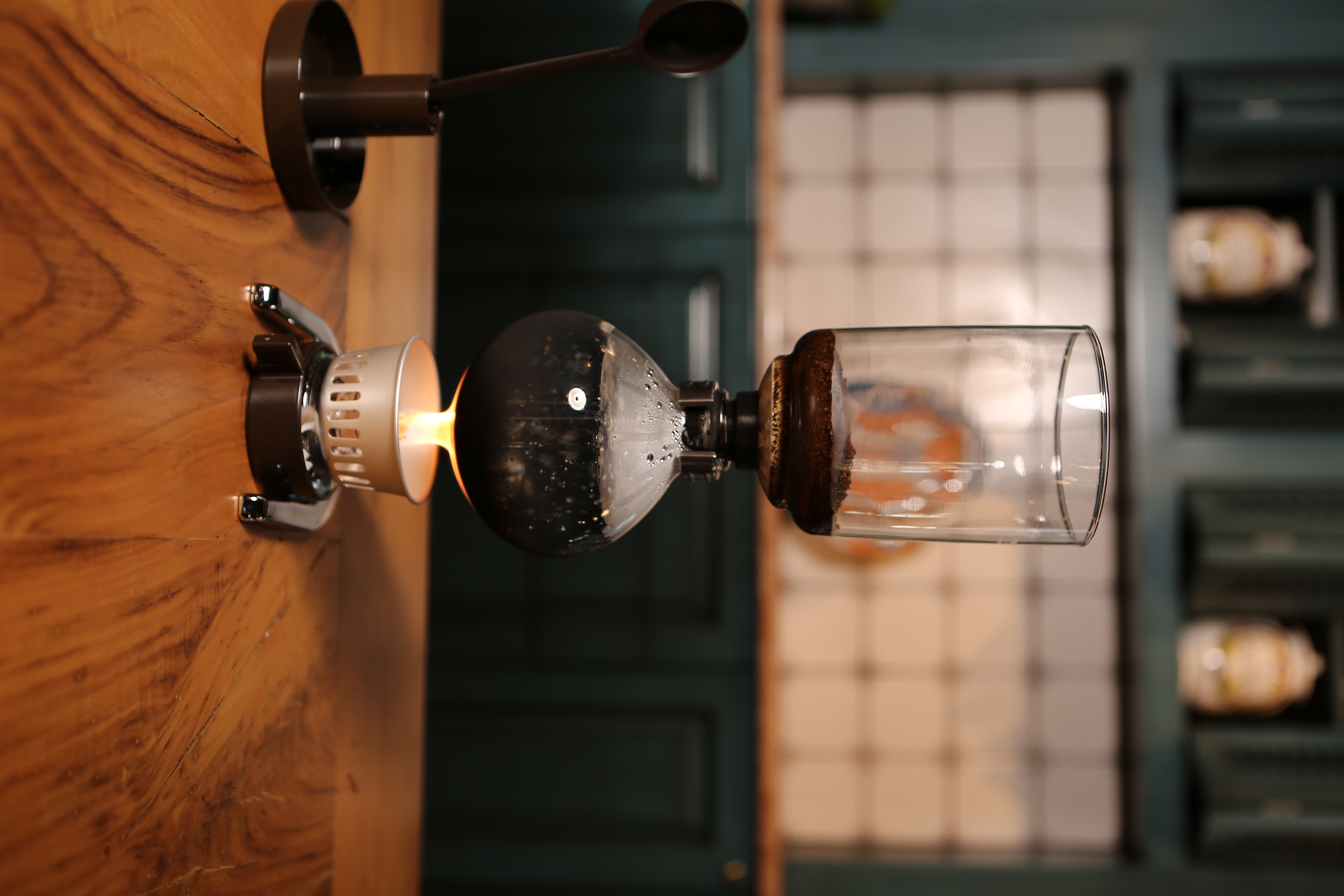 Chemex, V60 y Aeropress sobre una mesa de madera con café de especialidad colombiano