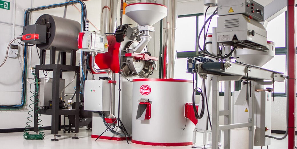 Café de origen colombiano en proceso de producción industrial en una planta especializada.