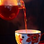 Café de origen colombiano sirviendo en una taza decorativa, resaltando la calidad y autenticidad del café natural de Café Raízal. Ideal para amantes del café colombiano de calidad.