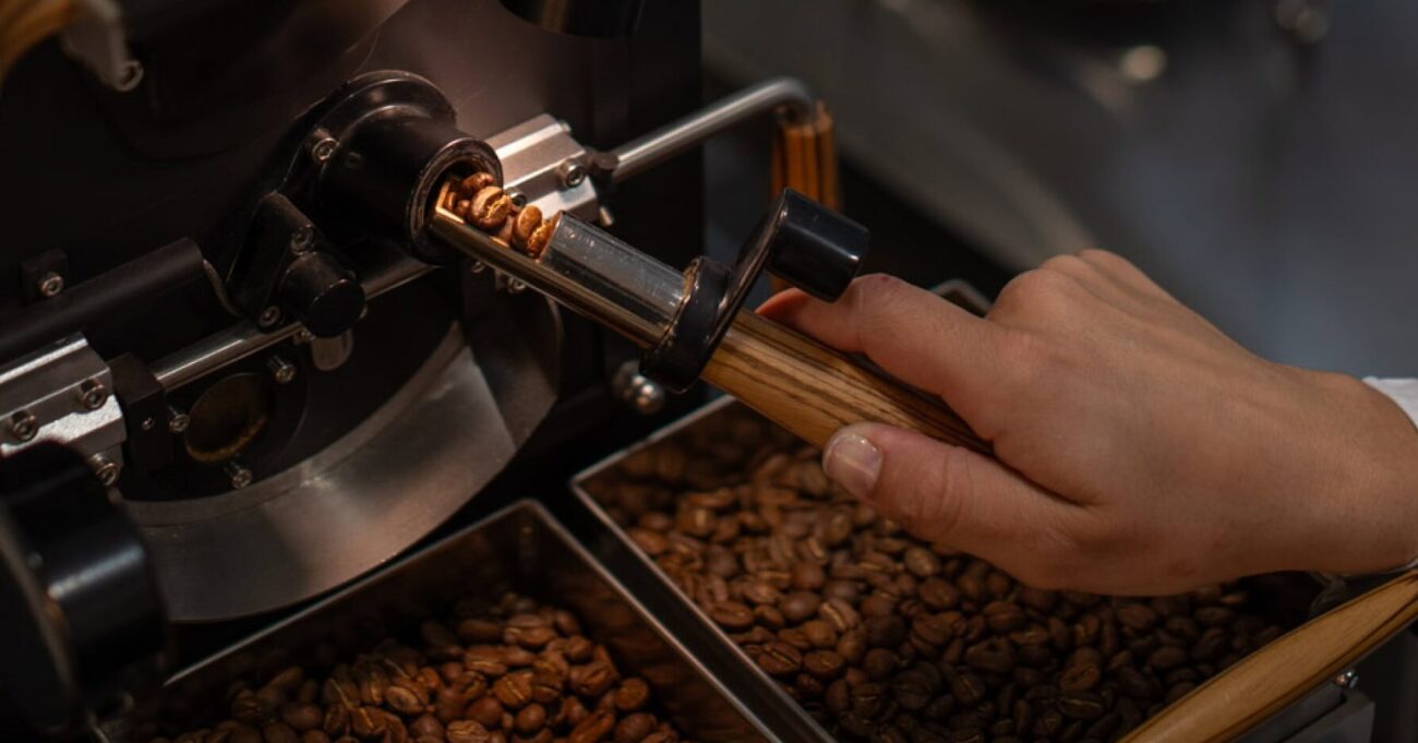 café de especialidad antioxidantes, Aromática molienda de granos de café colombiano en máquina de café profesional, proceso artesanal en Cafe Raizal, café natural de origen colombiano para disfrutar en casa o tienda.